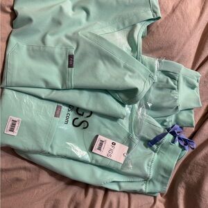 Figs Aqua Scrub Top